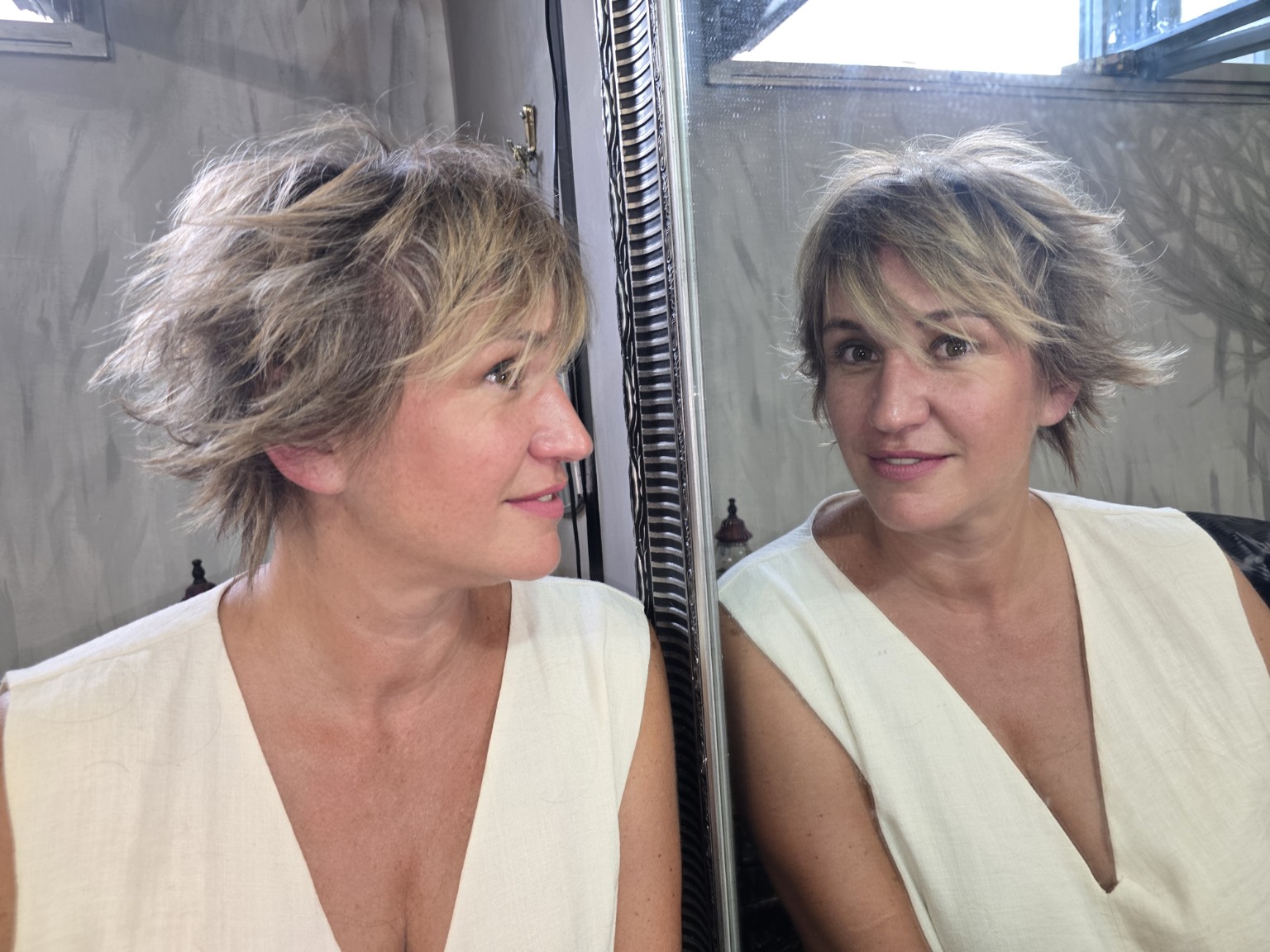 Milica Vlk beside a mirror